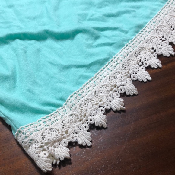 Crop too lace bottom. - Picture 2 of 3